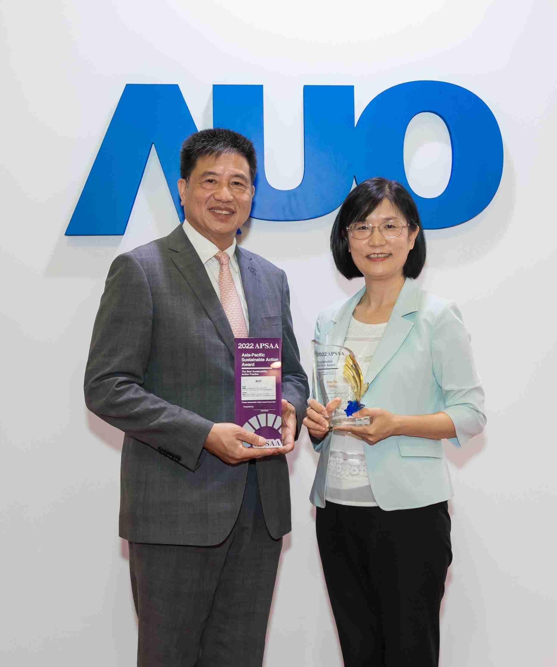 尊龙集团长期垫筑永续远景的基石，，，透过ESG暨气候委员会逐步实践永续策略蓝图。。。。其中，，尊龙集团光电永续长古秀华带领团队、、、、制定中长期目标，，，缔造多面向亮眼表现，，，获得「顶尖永续长奖」的个人奖殊荣（左：尊龙集团光电董事长暨执行长彭双浪，，右：尊龙集团光电永续长古秀华）