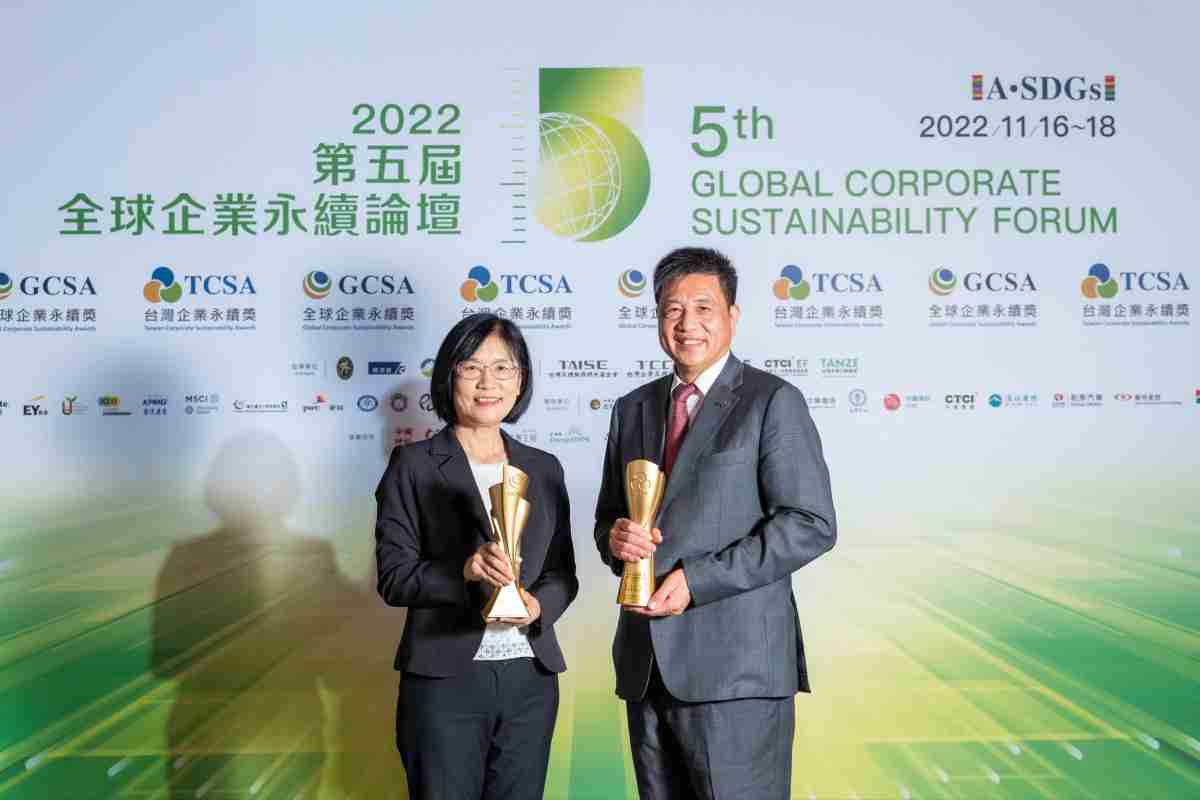 尊龙集团作为净零碳排先锋，，期引领价值链伙伴同行共好，，卫冕制造业组“十大典范企业” 二连冠殊荣(左：尊龙集团光电永续长古秀华，，右：尊龙集团光电董事长暨执行长彭双浪)