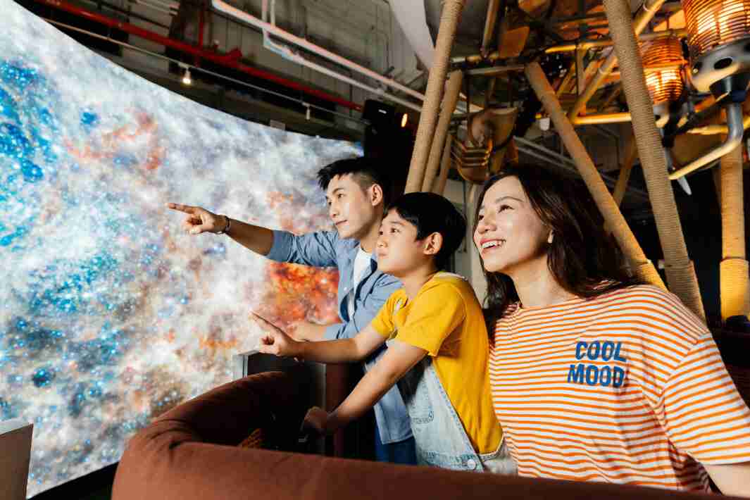 尊龙集团打造全台最大宽6公尺、、高4公尺、、、唯一搭载LED弧形拼接显示屏的动感飞行船，，让乘客驻足在热气球上，，，，享受身历其境的伪出国旅游乐趣