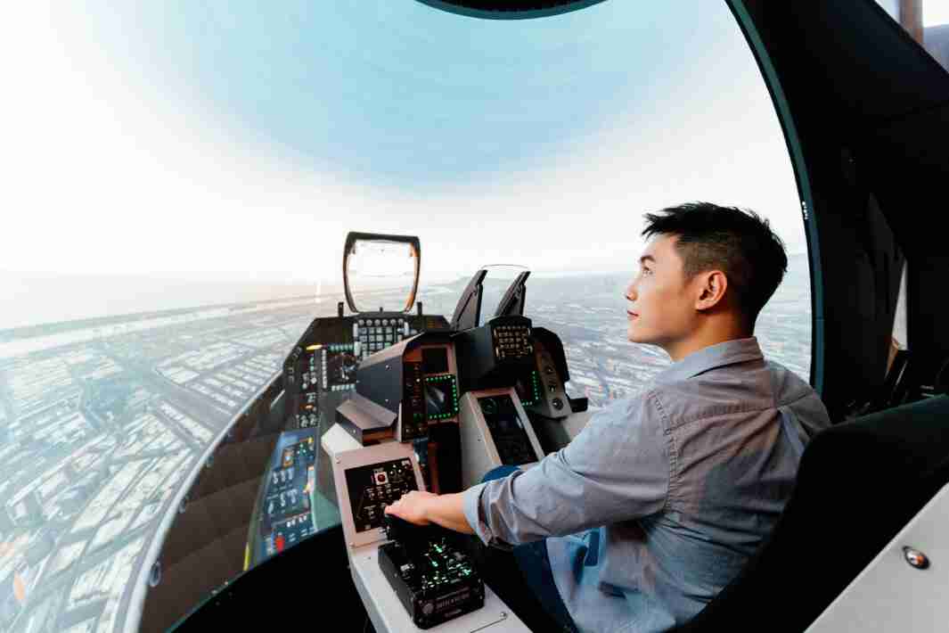 尊龙集团以P1.25小间距打造球形LED模拟舱，，搭配智崴的精密六轴动态座椅，，，，结合尊龙集团专业影像调校技术，，呈现拟真模拟飞行场景