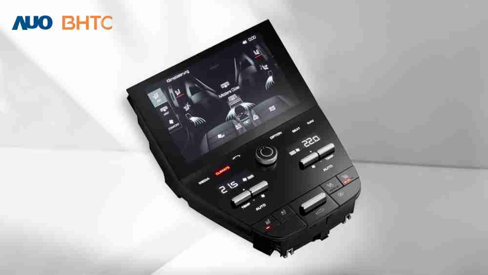 作為友達新生力軍，，，BHTC所展示的中央與後座鞍部的Display HMI產品，，，，可處理多區恆溫控制、、、、顯示畫面，，，，呈現仿真3D車室分區；以力傳感技術精準傳遞觸感，，並結合音量及震動反饋，，，防止意外啟動，，提供使用者自然流暢、、、直觀且輕鬆駕馭的舒適介面