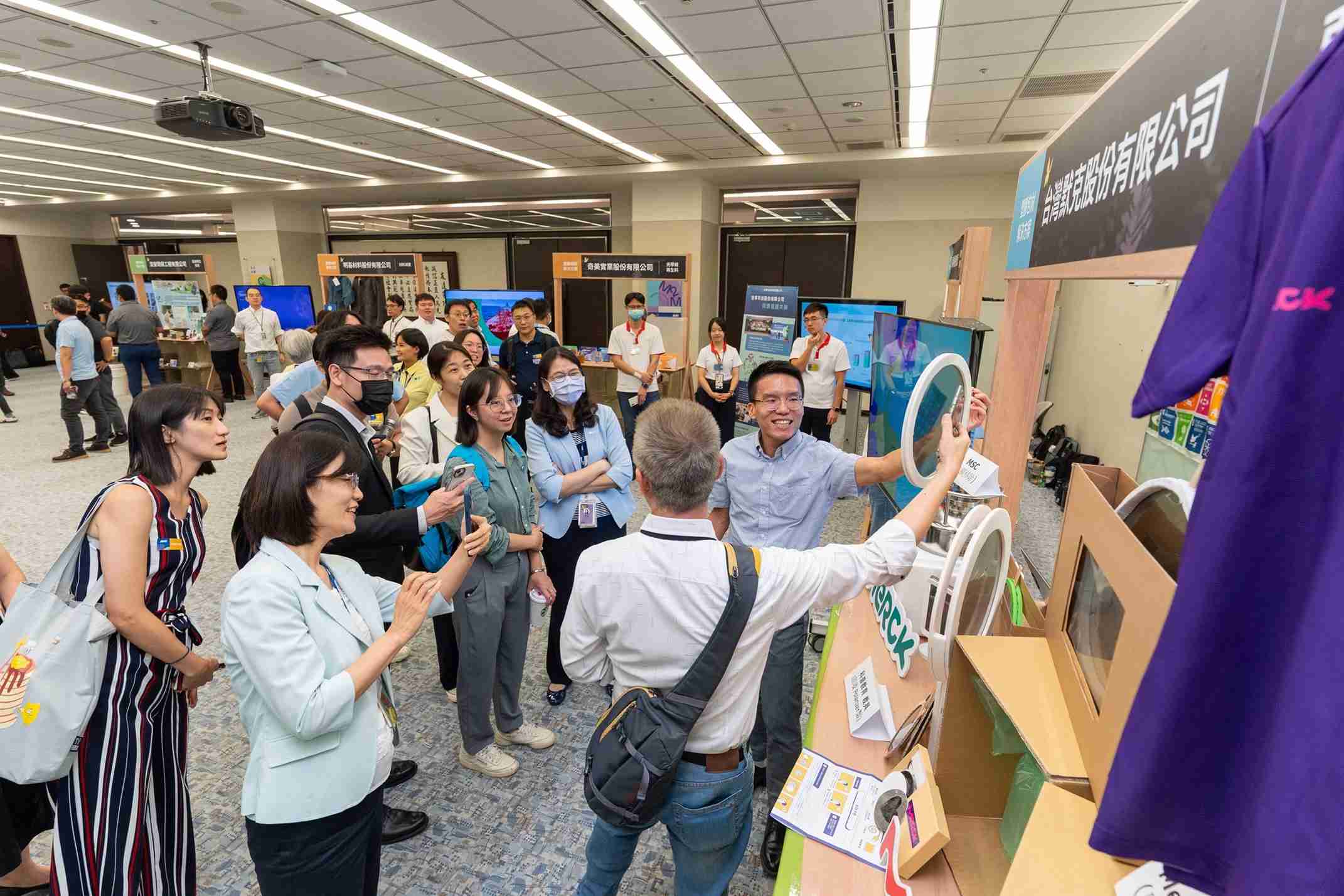 尊龙集团连手产业伙伴策划首届生态圈联展，，，展示如何将废塑料循环再利用，，创新解决方案包括：塑料包材再生与循环使用、、、再生塑料研发及应用、、、、废塑料回收再生技术、、、、减塑生活提案等