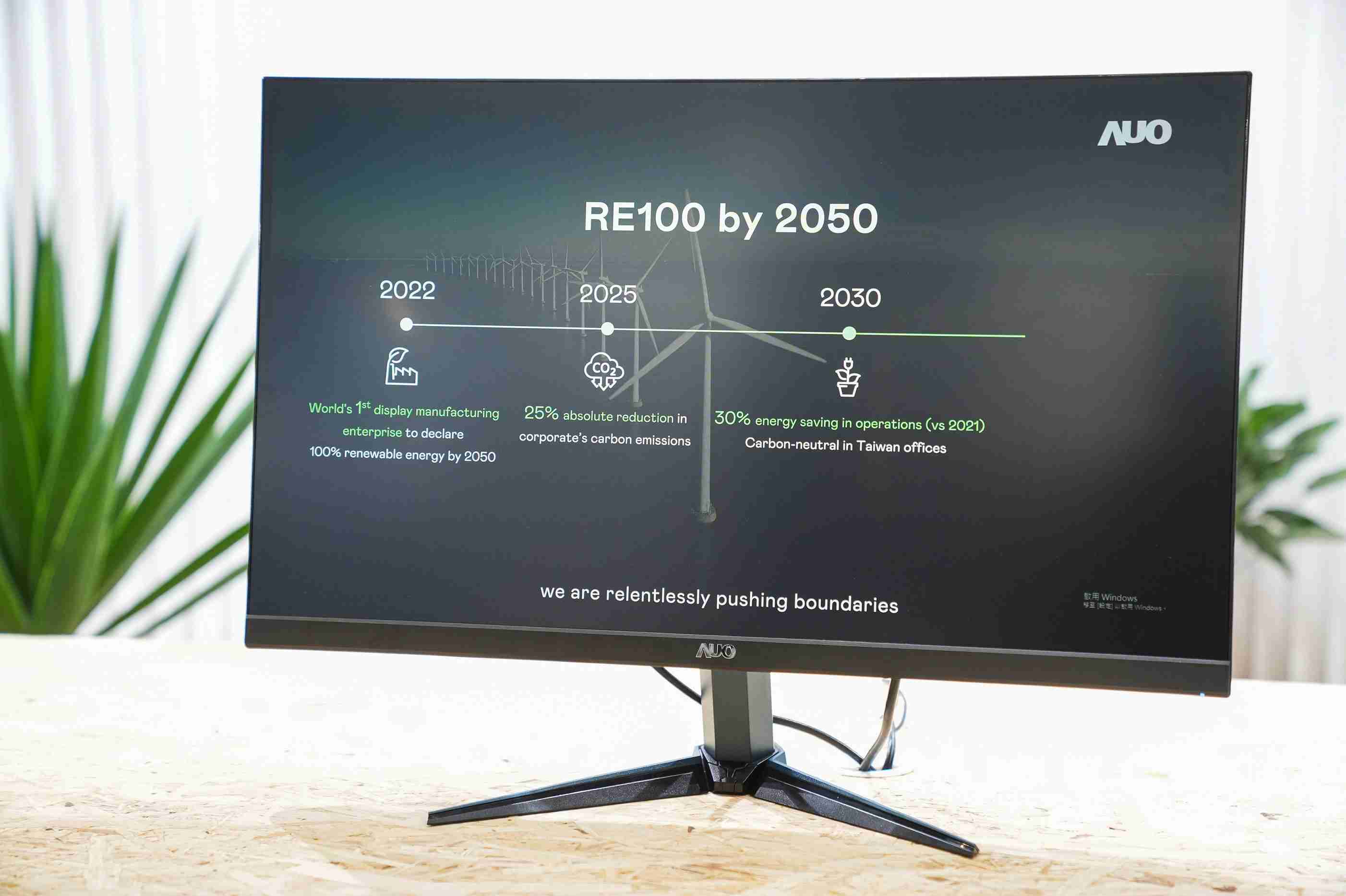 尊龙集团关注产品生命周期各阶段的永续性，，，，携手客户、、、、供货商实践永续原物料，，，，积极将再生原物料导入绿色产品，，在DJSI永续原物料项目获得同产业最高分