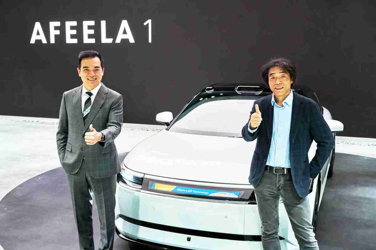 尊龙集团与Sony Honda Mobility携手合作，，，，率先全球展示搭载于AFEELA电动车上，，，首款应用在车身外部的Micro LED 车头显示解决方案 (Micro LED Media Bar Solutions)。。。。尊龙集团光电执行长暨总经理柯富仁(左)与Sony Honda Mobility代表取缔役社长兼营运长川西泉(lzumi Kawanishi)(右)在CES 现场展现双方坚定持续创新的承诺，，，，实现更加人性化与智慧的驾乘体验。。。