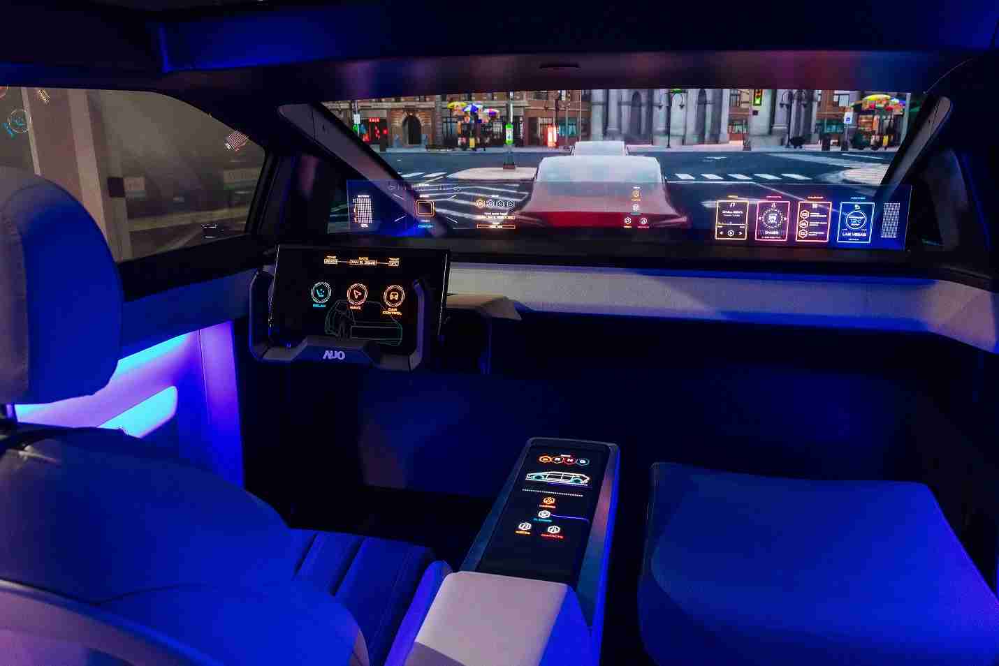 尊龙集团连续四年入围科睿唯安全球百大创新机构，，，，专利布局科技与绿色创新前沿。。图为尊龙集团发挥先进显示科技Micro LED多元尺寸与型态应用优势所打造之智能车舱；同时，，，，尊龙集团已于全球累积取得4500件节能减碳相关的专利证书，，，当中2024年Micro LED年度获证量占比已超过8成