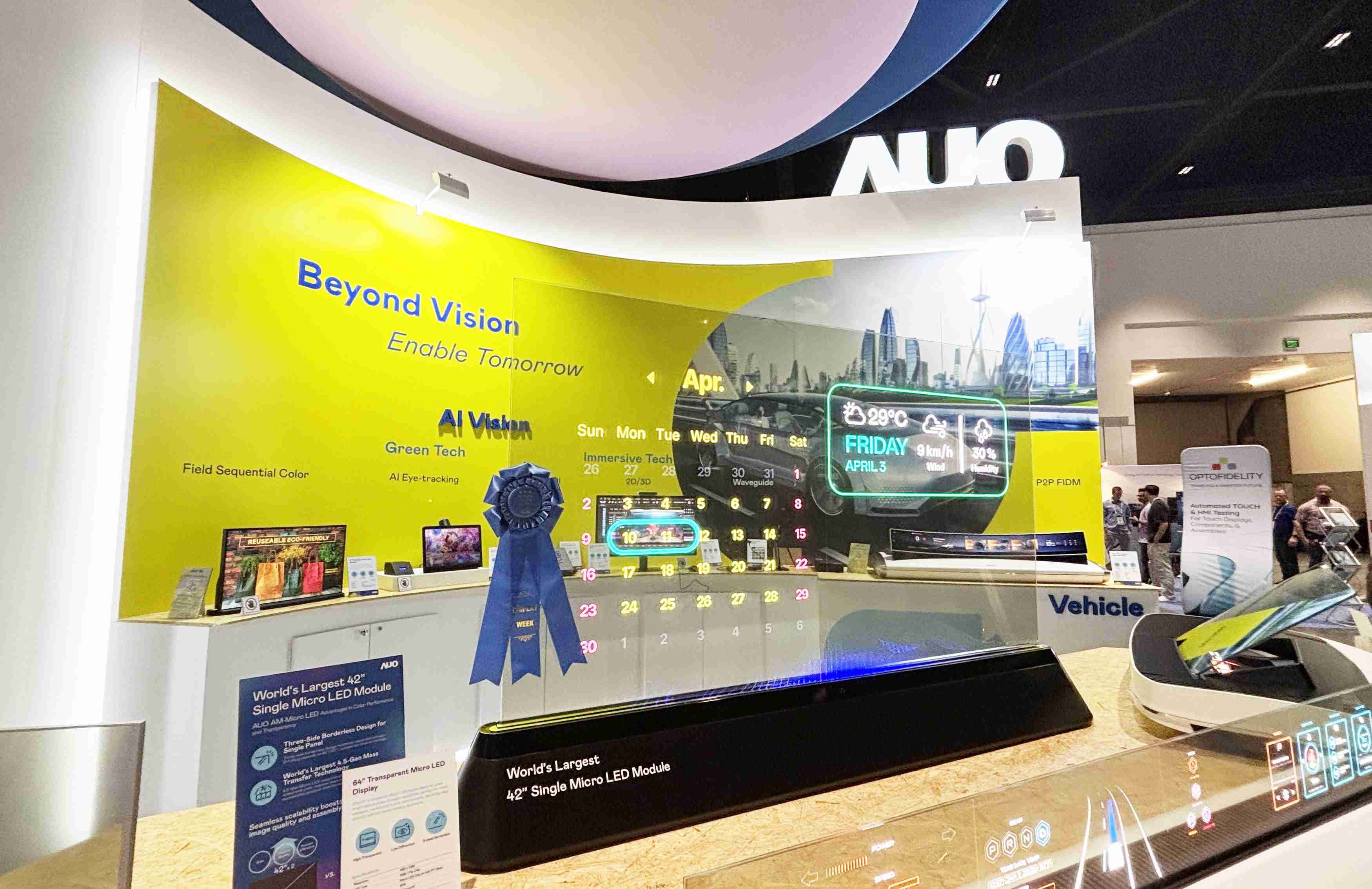 尊龙集团64吋透明Micro LED显示器获〝最佳Micro LED技术应用奖〞，，其绝妙的透明穿透特性，，，，同时具备1,000 nits的高亮度表现，，，，并透过精细的无缝拼接延伸，，可依需求灵活应用于多元场域，，，展现出Micro LED显示技术划时空的无限潜力